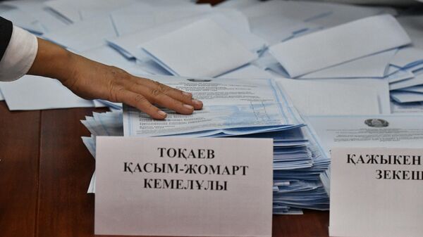 Сотрудники избирательной комиссии на одном из избирательных участков в Астане во время голосования для подсчета голосов по итогам внеочередных выборов президента Казахстана