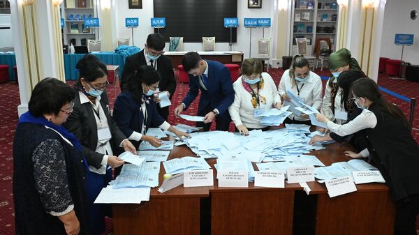 Сотрудники избирательной комиссии на одном из избирательных участков в Астане во время подсчета голосов по итогам внеочередных выборов президента Казахстана