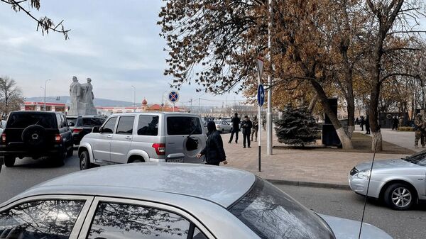 На месте нападения с ножом на сотрудника ГИБДД в центре Грозного