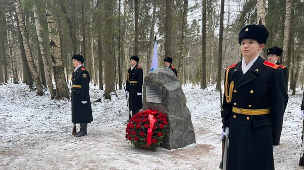Мемориальный камень на месте массового захоронения жертв нацистов в годы Великой Отечественной войны в Гатчинском парке Сильвия