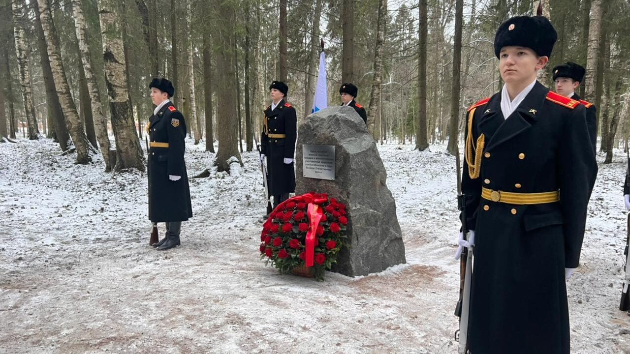 В Гатчине открыли памятный знак на месте захоронения жертв нацистов - РИА  Новости, 21.11.2022