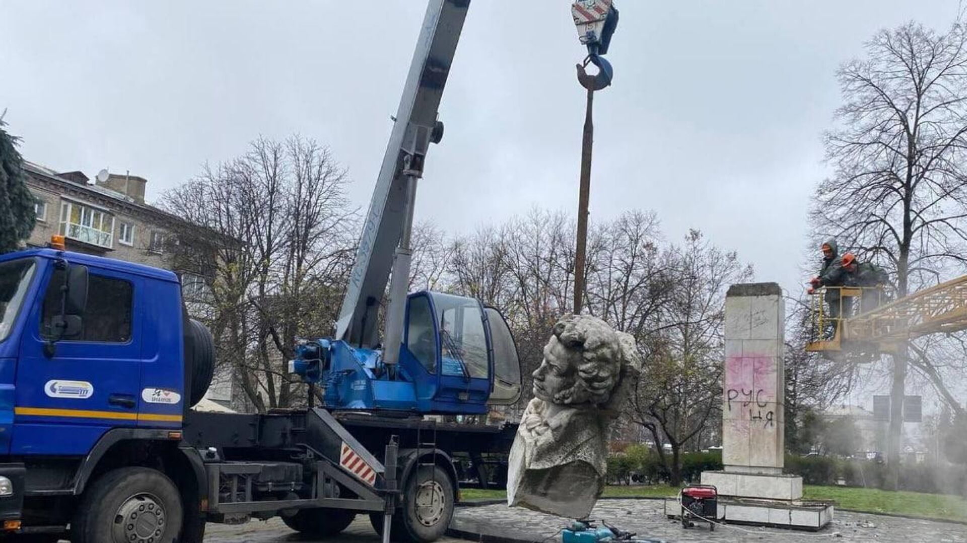 Демонтаж памятника Пушкину в Кременчуге, Украина - РИА Новости, 1920, 21.11.2022