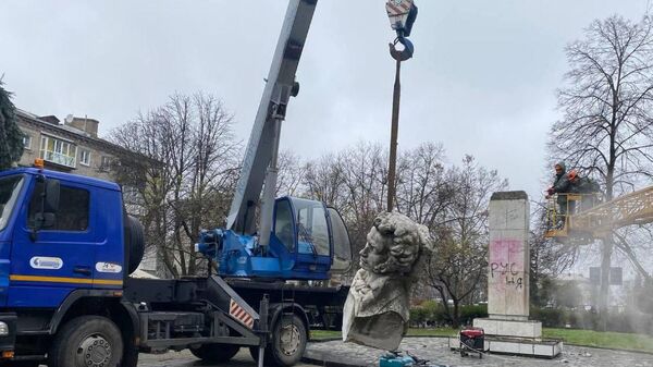 Демонтаж памятника Пушкину в Кременчуге, Украина