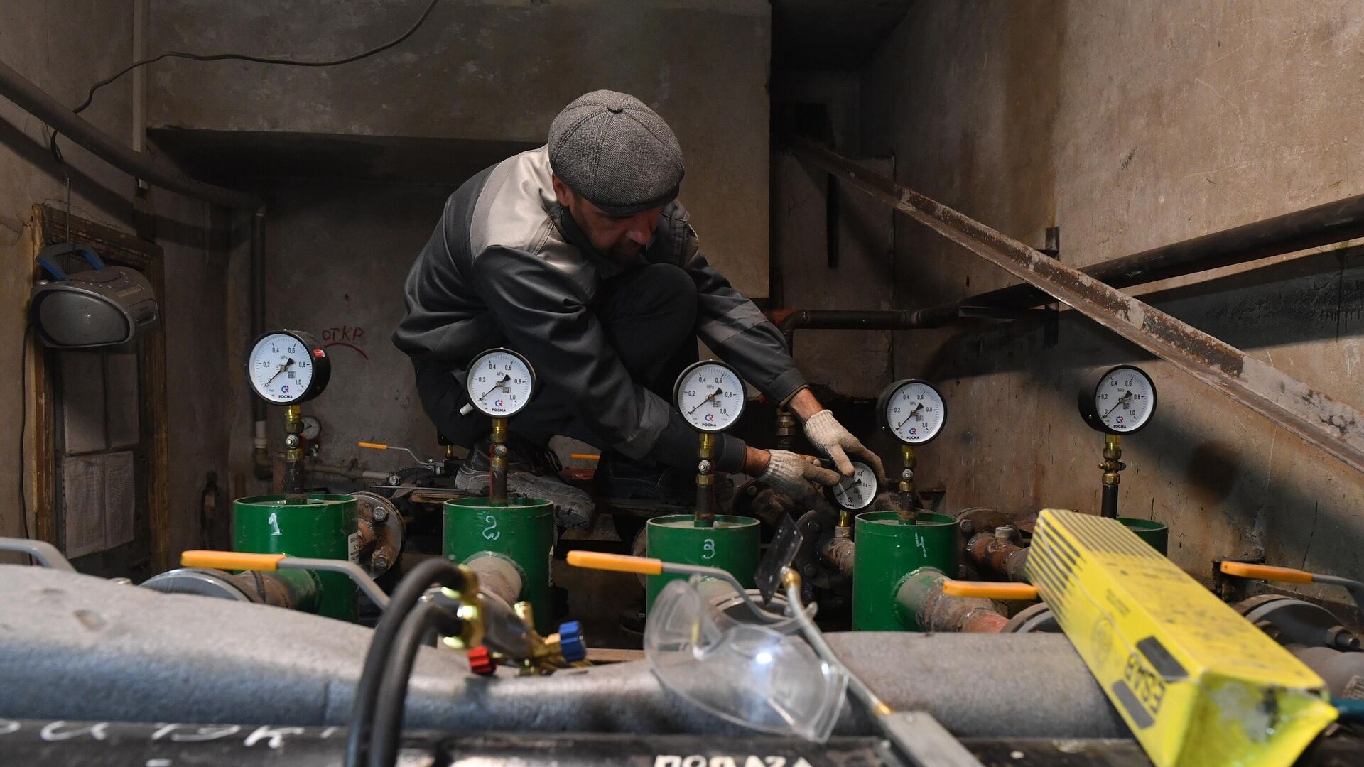 Рабочий на восстановительных работах по замене системы отопления  - РИА Новости, 1920, 22.11.2022