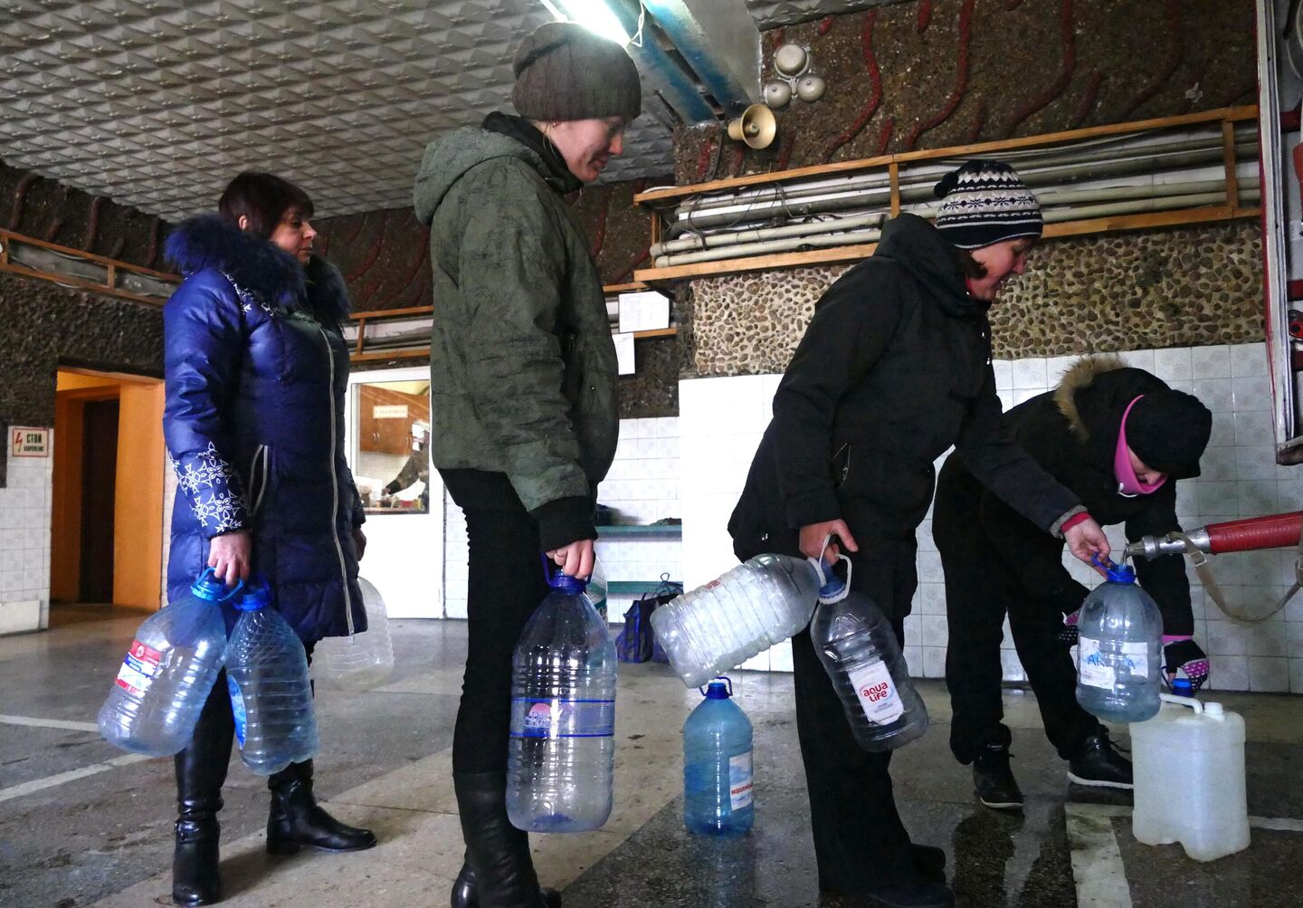 Жители Киевского района Донецка набирают техническую воду на пожарной станции в Донецке Жители Киевского района Донецка набирают техническую воду на пожарной станции в Донецке