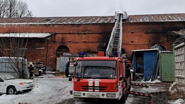 Работы на месте крупного пожара в здании на Комсомольской площади в Москве