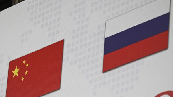 Государственные флаги Китая и России на рекламном щите