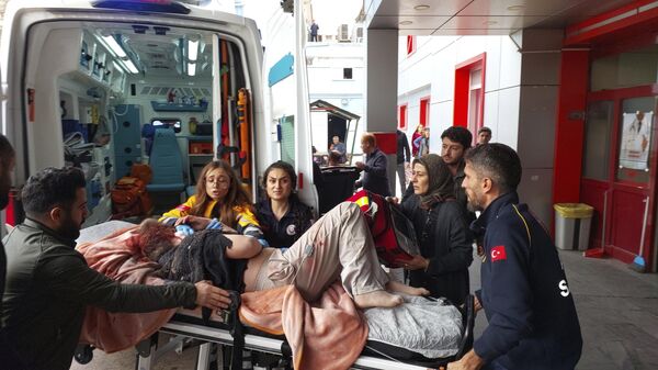 Медики перевозят пострадавших в результате обстрела города Каркамыш в турецкой провинции Газиантеп. 21 ноября 2022
