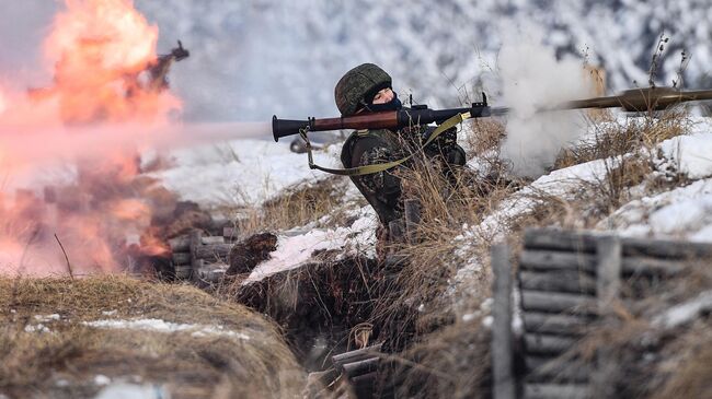 Военнослужащий стреляет из ручного гранатомета РПГ-7