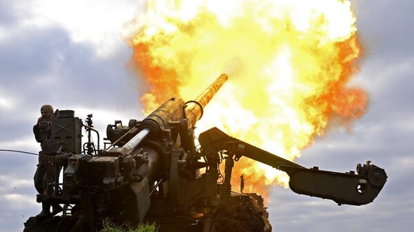 Артиллеристы ВС России ведут огонь по позициям ВСУ из самоходной артиллерийской установки 2С7 Пион