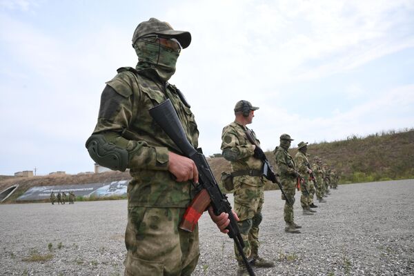 Добровольцы на занятии по стрельбе из автоматов Калашникова на базе центра подготовки спецназа в Гудермесе Добровольцы на занятии по стрельбе из автоматов Калашникова на базе центра подготовки спецназа в Гудермесе