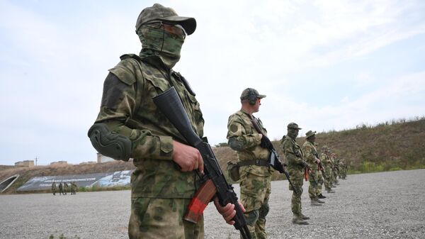 Добровольцы на занятии по стрельбе из автоматов Калашникова на базе центра подготовки спецназа в Гудермесе