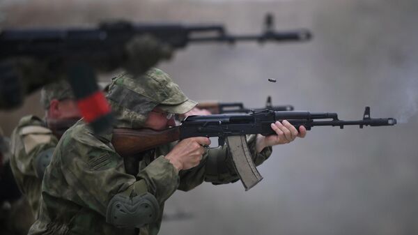 Добровольцы стреляют из автоматов Калашникова на базе центра подготовки спецназа в Гудермесе