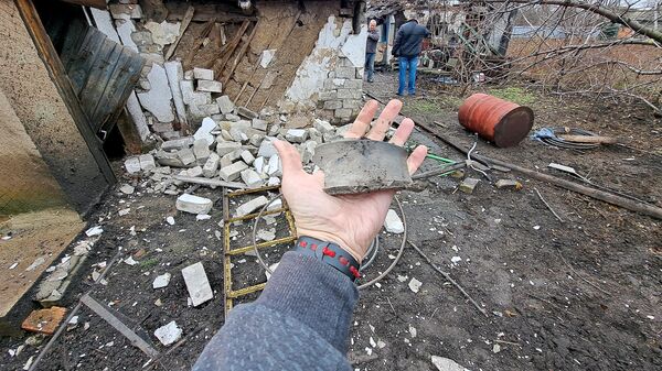 Обломок снаряда, попавшего в жилой дом в результате обстрела ВСУ. Архивное фото