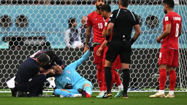 Вратарь сборной Ирана Алиреза Беиранванд получил травму в матче группового этапа чемпионата мира по футболу между сборными Англии и Ирана.