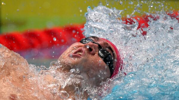 Климент Колесников (Москва) в финальном заплыве на 100 метров на спине среди мужчин на чемпионате России по плаванию в Казани.