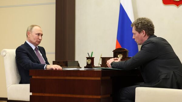 Президент РФ Владимир Путин и руководитель Федеральной налоговой службы РФ Даниил Егоров во время встречи