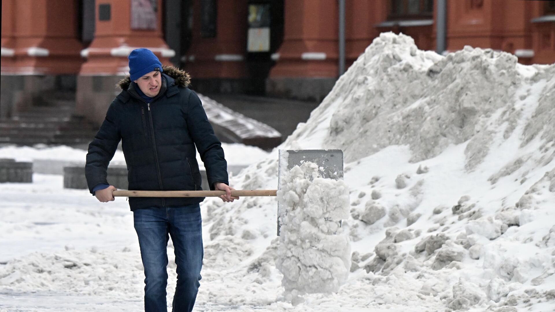 Мужчина чистит дорогу от снега в Москве - РИА Новости, 1920, 04.12.2022