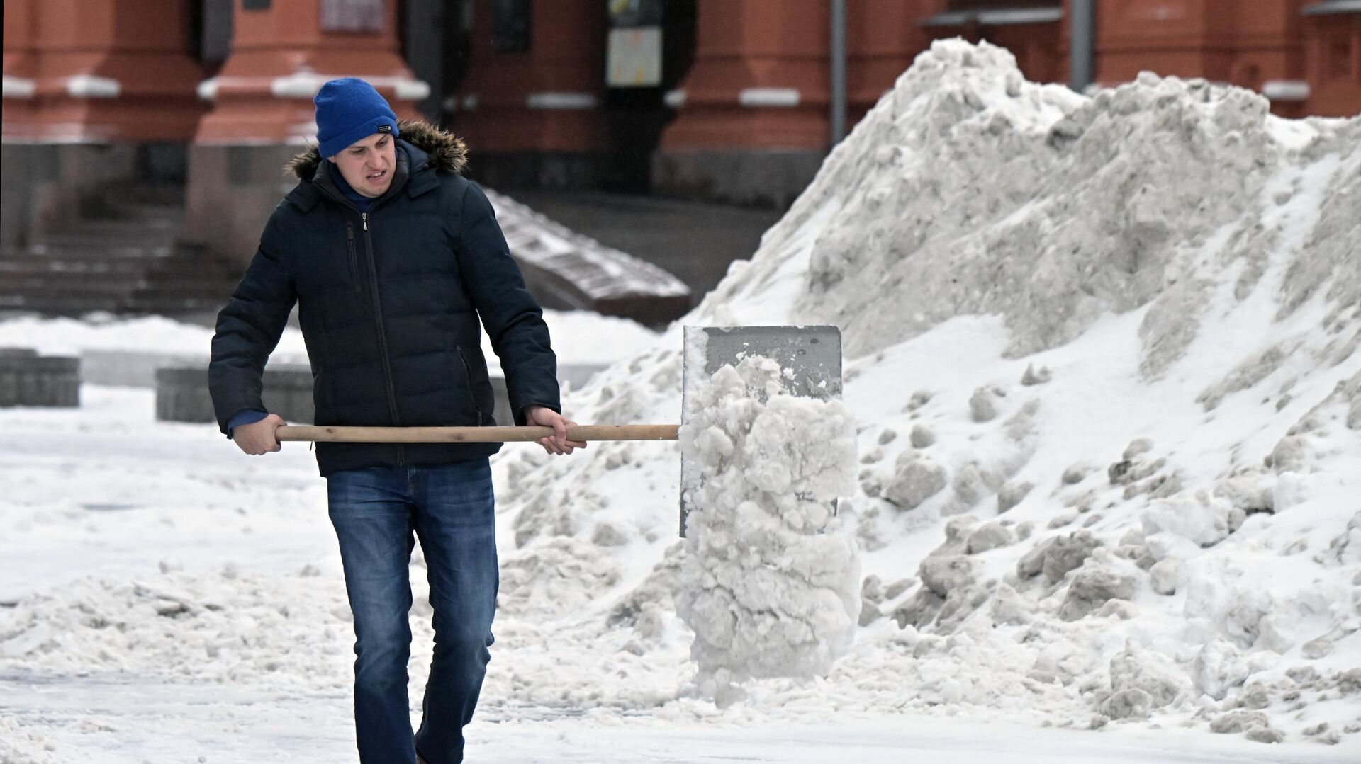 Мужчина чистит дорогу от снега в Москве - РИА Новости, 1920, 04.12.2022