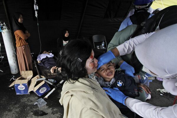 Пострадавшие от землетрясения получают медицинскую помощь во временном госпитале в Чианджуре, Западная Ява, Индонезия