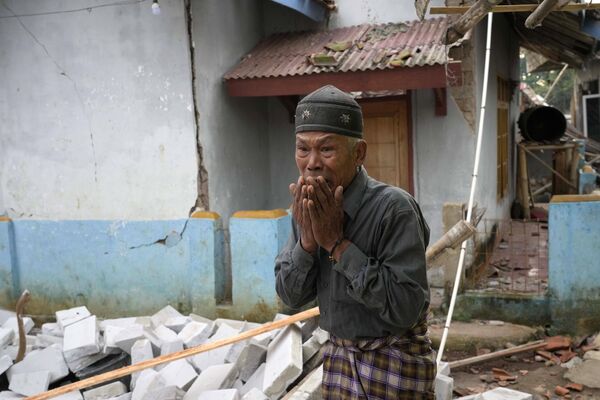 Мужчина на месте разрушения от землетрясения в провинции Западная Ява, Индонезия