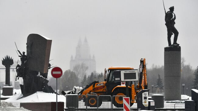 Уборка снега на Поклонной горе во время ледяного дождя в Москве