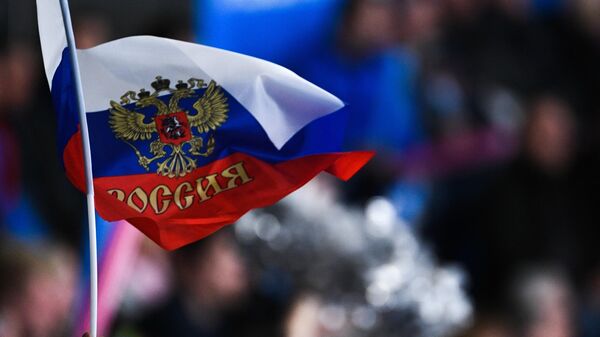 Российский флаг в руке болельщика