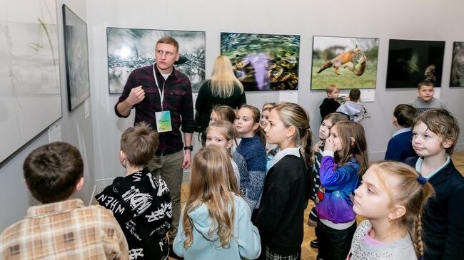 Школьники на фестивале дикой природы Золотая черепаха в Москве 