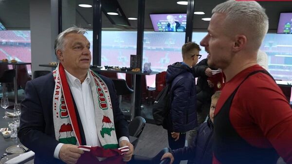 Премьер-министр Венгрии Виктор Орбан и игрок сборной Венгрии по футболу Балаж Джуджак
