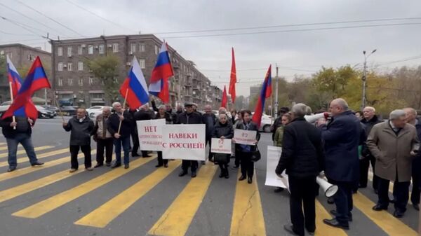 Акция в поддержку армяно-российских отношений у посольства РФ в Ереване. Кадр видео