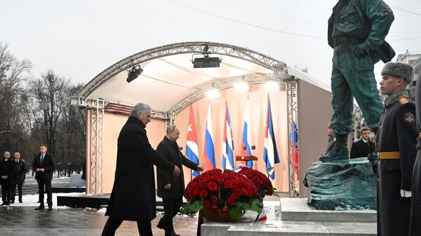 Президент РФ Владимир Путин и президент Республики Куба Мигель Диас-Канель Бермудес принимают участие в церемонии открытия в Москве памятника команданте Фиделю Кастро