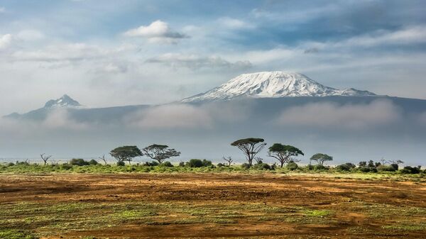 Вид на Килиманджаро из национального парка Амбосели, Кения