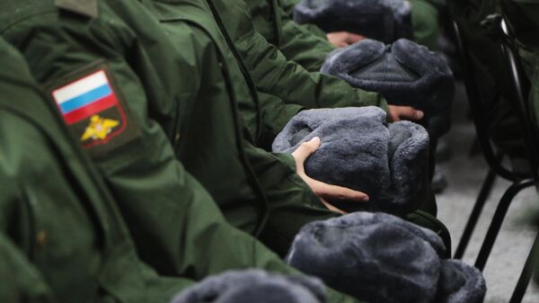 Призывники перед отправкой на службу в вооруженные силы РФ 