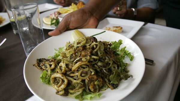 Салат из морепродуктов с жареными осьминогами, кальмарами и креветками, смешанные с фенхелем, молодой редькой и лаймом. Ресторан Seven Seafood & Grill в Найроби, Кения