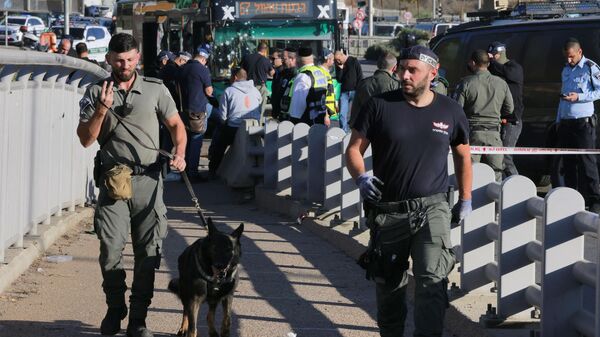 Сотрудники служб безопасности Израиля на месте взрыва на автобусной остановке в Иерусалиме. 23 ноября 2022