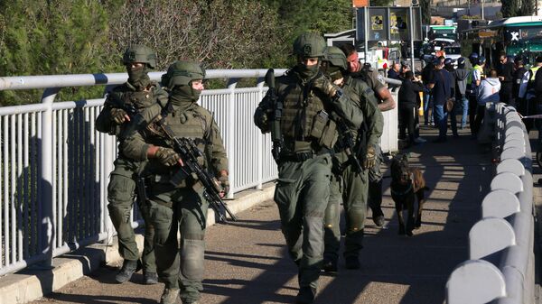 Сотрудники служб безопасности Израиля в районе места взрыва на автобусной остановке в Иерусалиме