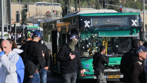 Сотрудники служб безопасности Израиля на месте взрыва на автобусной остановке в Иерусалиме