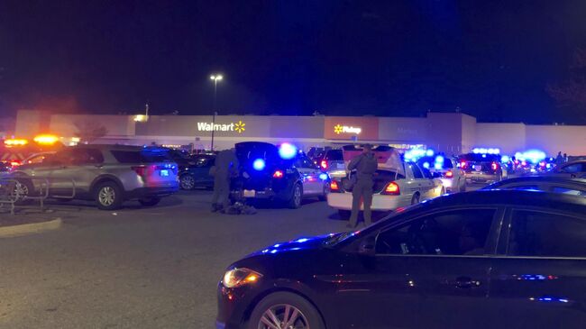 На месте стрельбы со смертельным исходом в магазине Wallmart в штате Виргиния, США