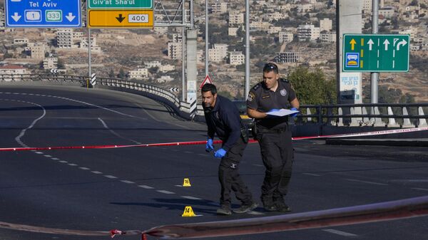 Израильские полицейские на месте взрыва на автобусной остановке в Иерусалиме