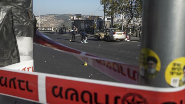 Израильские полицейские на месте взрыва на автобусной остановке в Иерусалиме