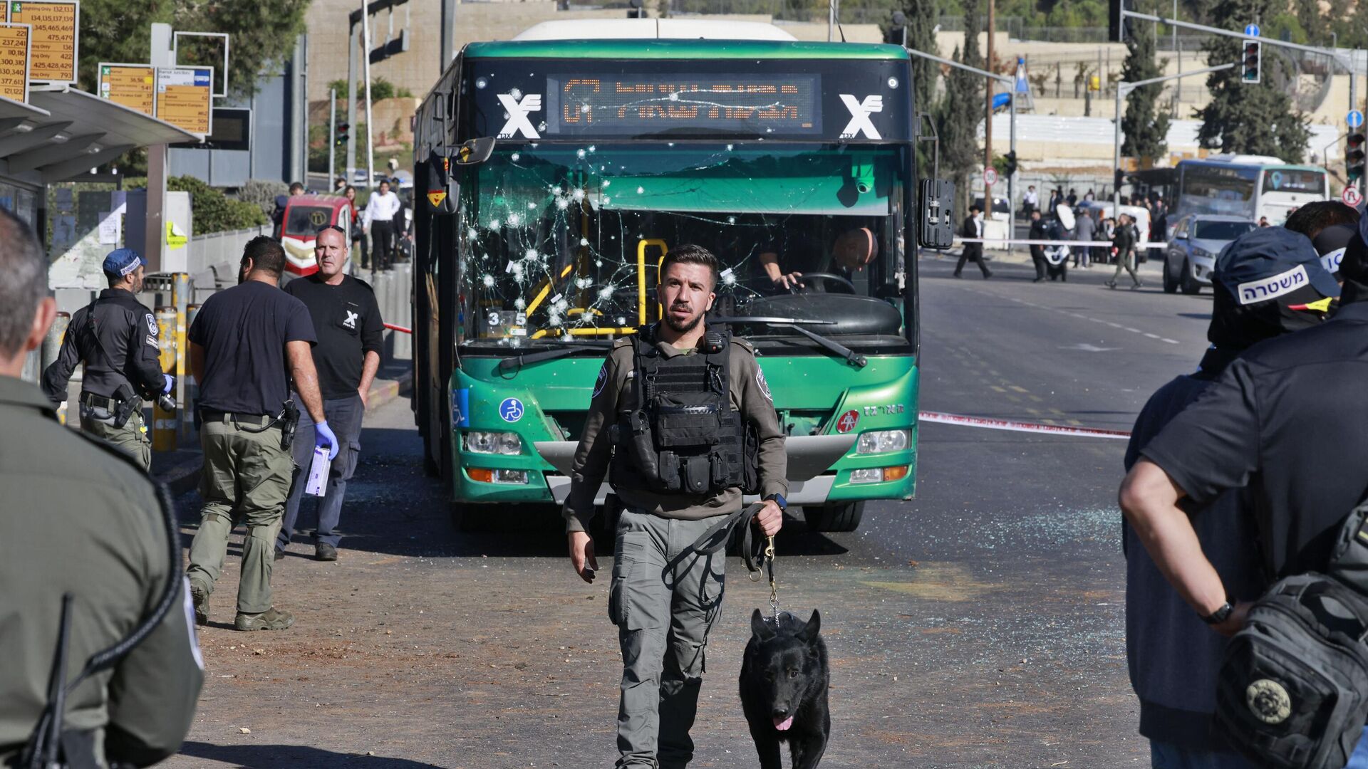 Сотрудники служб безопасности Израиля на месте взрыва на автобусной остановке в Иерусалиме - РИА Новости, 1920, 23.11.2022