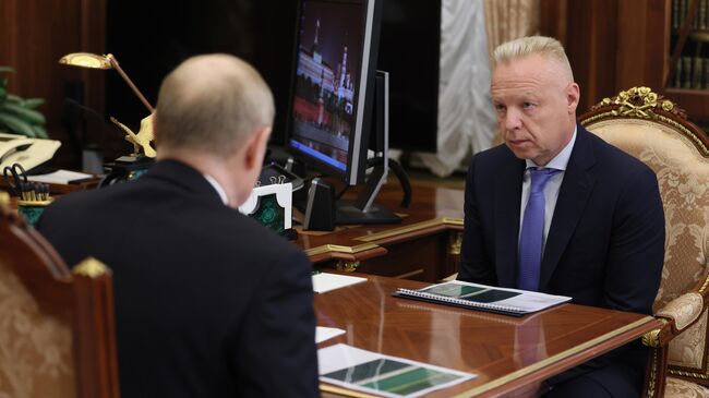Президент РФ Владимир Путин и Дмитрий Мазепин во время встречи