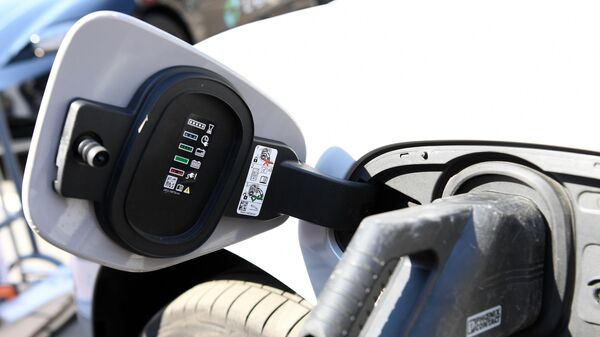 Зарядка электромобиля на презентации быстрой российской мобильной зарядки для электромобилей на территории дизайн-завода Флакон