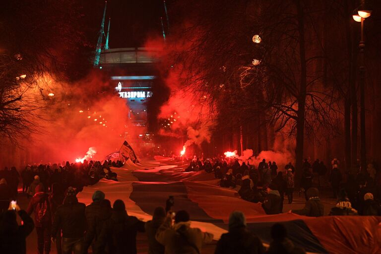 Люди несут 600-метровый сербско-российский флаг по улицам Санкт-Петербурга от станции метро Крестовский остров до стадиона, где состоится товарищеский матч между футбольными командами Зенит и Црвена Звезда