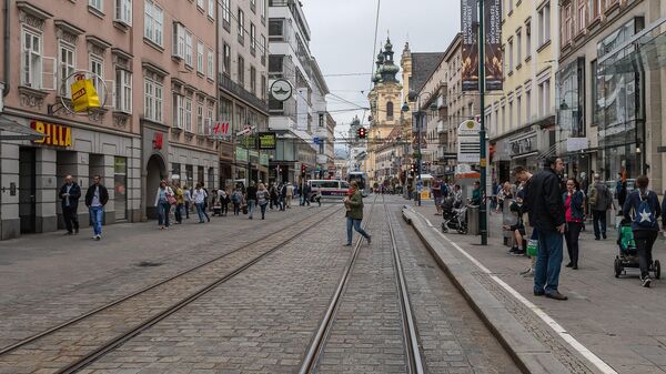 Прохожие на торговой улице в Линце, Австрия
