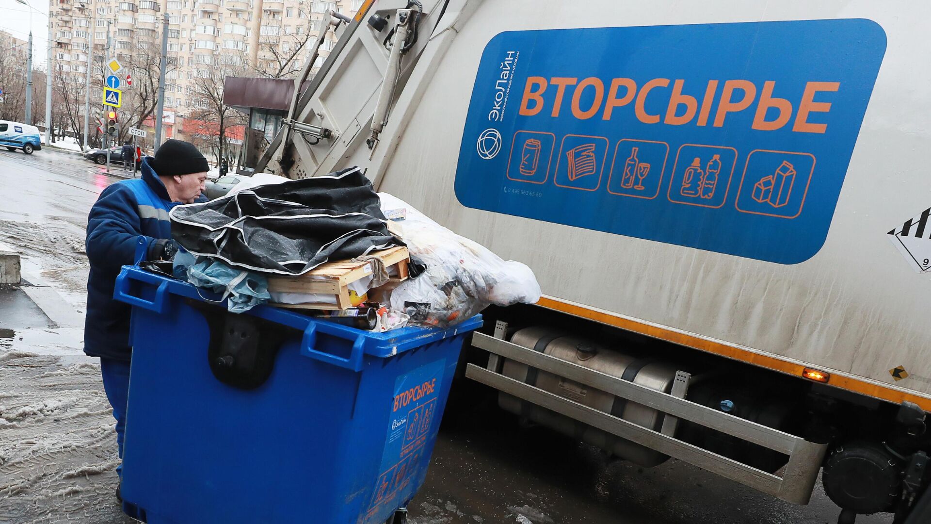 Вывоз мусора в одном из дворов Москвы  - РИА Новости, 1920, 03.02.2023