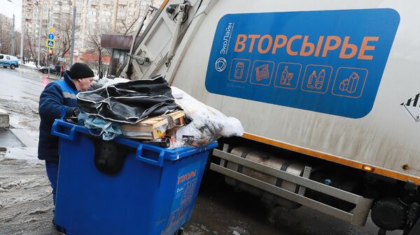 Вывоз мусора в одном из дворов Москвы 