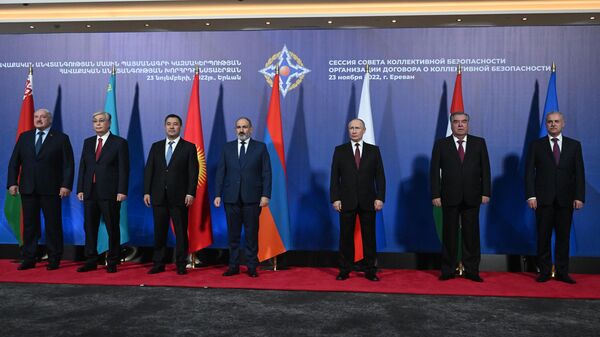 Президент РФ Владимир Путин на церемонии совместного фотографирования участников сессии Совета коллективной безопасности ОДКБ в Ереване