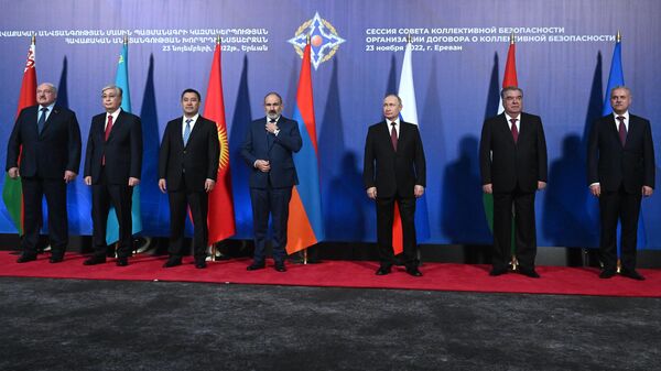 Президент РФ Владимир Путин на церемонии совместного фотографирования участников сессии Совета коллективной безопасности ОДКБ в Ереване