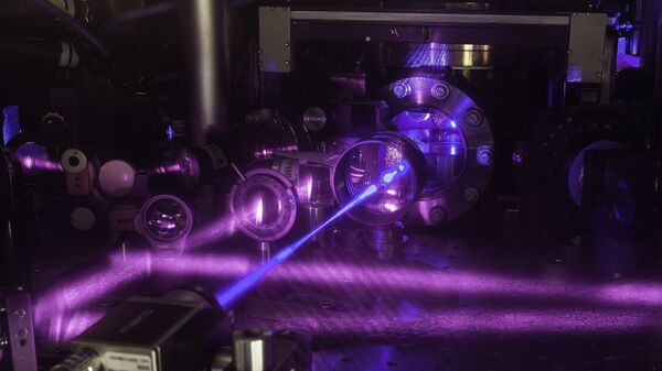 Оптические стронциевые атомные часы. Атомы стронция флуоресцируют при возбуждении синим светом